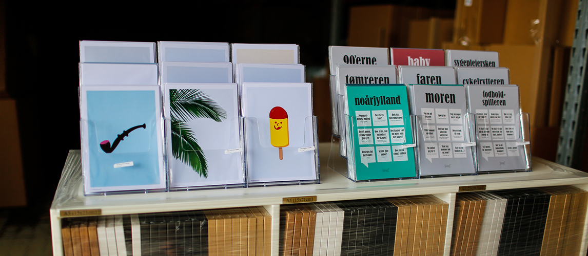 printede postkort på reol